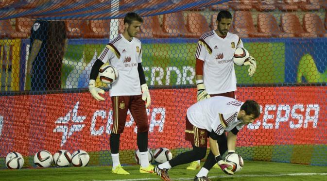 Kiko Casilla (kanan) saat membela timnas Spanyol. Tampak pula David de Gea dan Iker Casillas (JOSE JORDAN / AFP)
