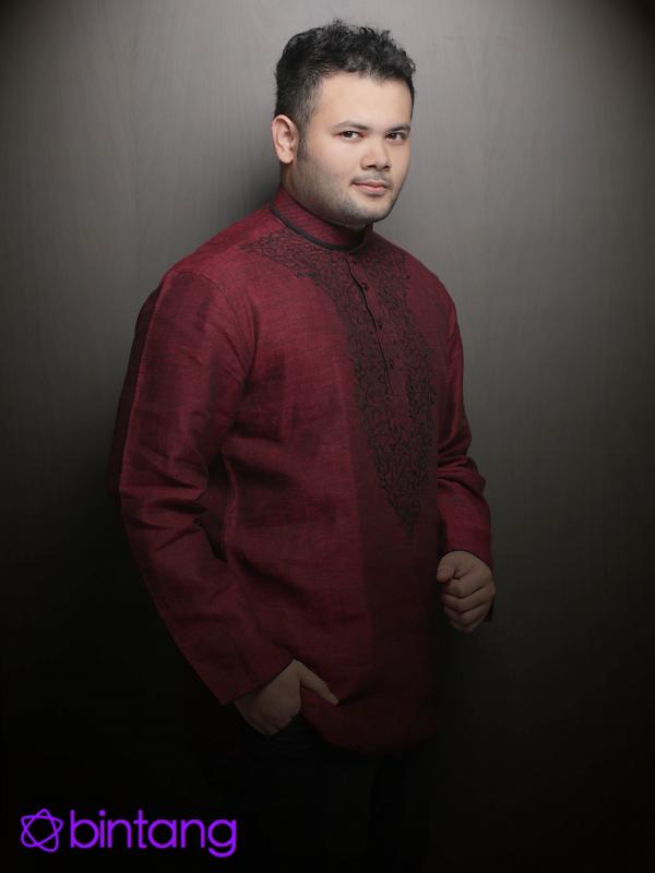 Ridho Rhoma juga bergerak dalam dunia sosial dengan mengajar anak jalanan.  . (Wardrobe: House of Hasto; Hasto Nugroho JS. Foto: Galih W. Satria/Bintang.com)