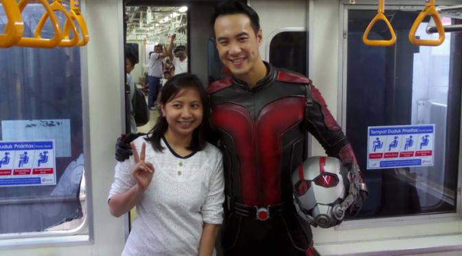 Daniel Mananta dengan kostum Ant-Man bersama seorang penggemar