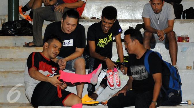 Alfin Tuasalamony (tengah) berbincang dengan penyanyi Judika di sela-sela Trofeo Calcio Charity yang digelar di Lapangan Pertamina Simprug, Jakarta, Sabtu (11/7/2015). Turnamen tersebut merupakan laga amal untuk Alfin. (Liputan6.com/Helmi Fithriansyah) 