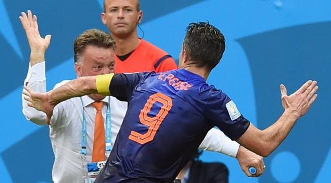 Robin van Persie merayakan golnya bersama Louis van Gaal di timnas Belanda ( AFP/ Emmanuel Dunand)