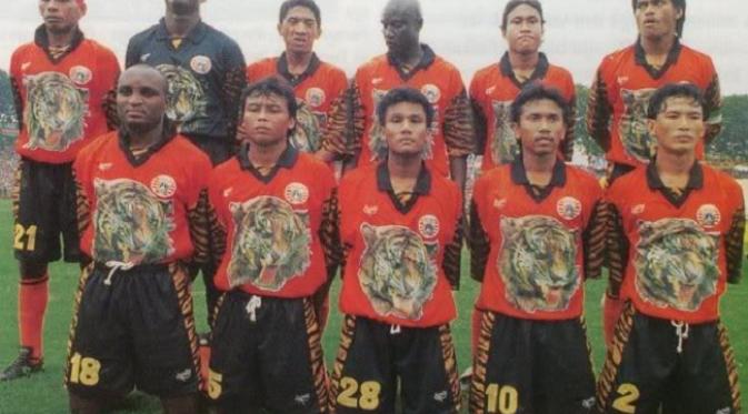 Mbeng Jean bersama skuat Persija Jakarta musim 1997-1998. (Item)