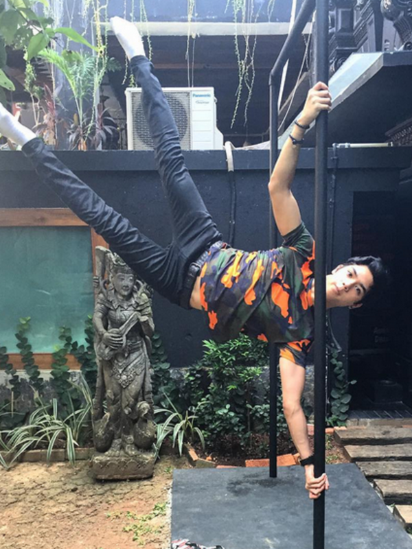 Al Ghazali saat melakukan pole dance yang membuatnya terlihat keren dan macho [Foto: Instagram].