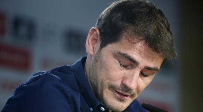 MENGHARUKAN - Iker Casillas berurai air mata saat menyampaikan salam perpisahannya. (Reuters/Andrea Comas)