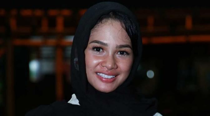 Andien tampil cantik dengan busana muslim di bulan Ramadan. (Deki Prayoga/Bintang.com)