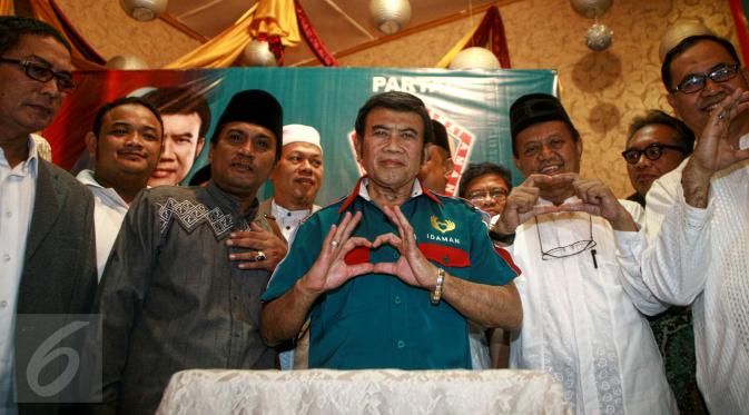 Ketua Umum Partai Idaman (Islam Damai Aman) Rhoma Irama (tengah) bersama sejumlah pengurus partai mendeklarasikan Partai Idaman di Jakarta, Sabtu (11/7/2015). (Liputan6.com/Yoppy Renato)