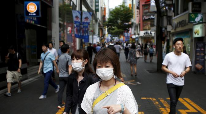 Orang-orang memakai masker di tengah kekhawatiran soal MERS di Korea Selatan (Reuters)