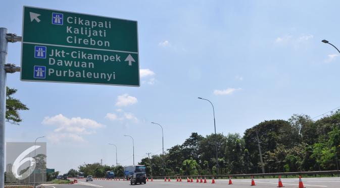 Sejumlah kendaraan melintasi tol cikampek, Jawa Barat, Senin (13/7/2015). Volume kendaraan yang keluar pada ruas jalan Tol Cikampek dari Minggu (12/7) pagi hingga Senin (13/7), terpantau ramai lancar. (Liputan6.com/Herman Zakharia)