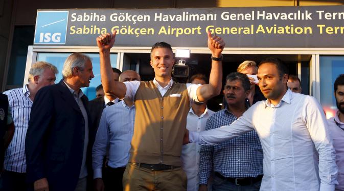 Van Persie menyapa pendukung Fenerbahce saat tiba di bandara Sabiha Gokcan, Istanbul, Turki, (12/7/2015). Jika benar-benar bergabung dengan Fenerbahce, dia akan mengikuti jejak Nani, eks pemain MU. (REUTERS/Osman Orsal)