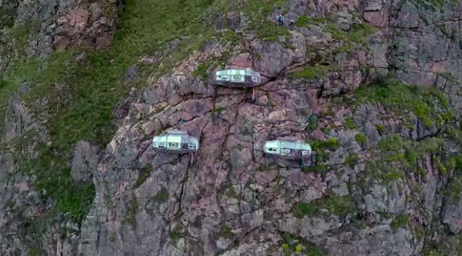 Merasakan sensasi tidur di atas tebing setinggi 122 meter, tertarik?