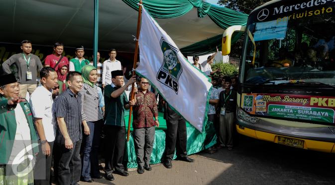 Sekjen DPP PKB Abdul Kadir Karding melepas pemudik gratis di halaman Tugu Proklamasi, Jakarta, Selasa (13/7/2015). 30 bus dipersiapkan untuk membawa 1.500 pemudik dengan tujuan kota-kota besar di Jawa Tengah dan Jawa Timur. (Liputan6.com/Faizal Fanani)