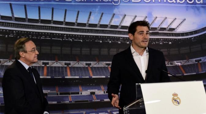 Florentino Perez (kiri) menatap Casillas yang sedang berikan pidato (JAVIER SORIANO / AFP)