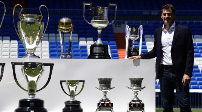 Iker Casillas berpose di depan trofi yang pernah dimenangkannya bersama Real Madrid (JAVIER SORIANO / AFP)