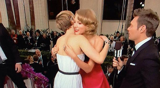 Taylor Swift dan Jennifer Lawrence di red carpet Golden Globes (via eonline.com)
