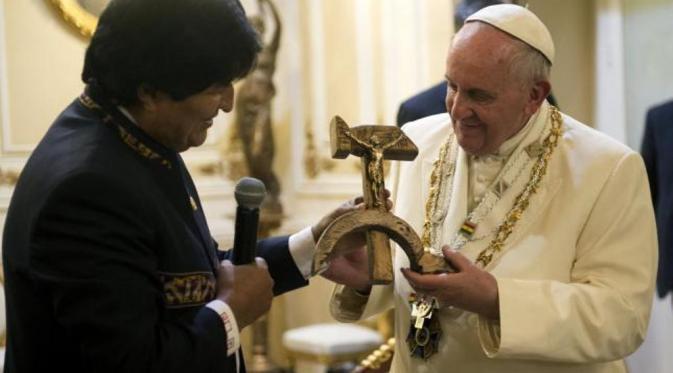 Paus Fransiskus Menerima Suvenir Salib Paru Arit dari Bolivia. (Reuters)