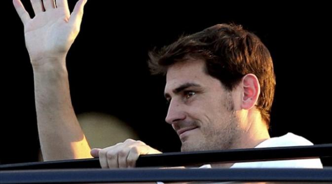 LAMBAIKAN TANGAN - Iker Casillas melambaikan tangan menyapa para pendukung yang menyambutnya (Daily Mail)