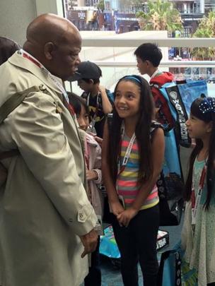 John Lewis berbicara dengan dua gadis kecil di Comic-Con. Foto: huffingtonpost.com