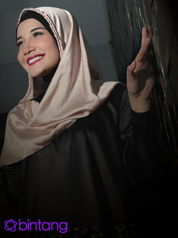 Keberhasilan di New York Fashion Week 2015 itu membuat Zaskia Sungkar makin bersemangat mengenalkan fashion hijab ke dunia internasional. (Fathan Rangkuti/Bintang.com)