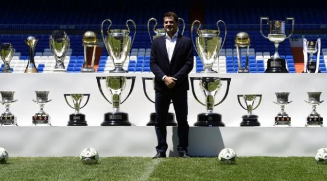 Iker Casillas berpose dengan trofi juara yang pernah diraihnya bersama Real Madrid saat setelah menyampaikan salam perpisahan di Stadion Santiago Bernabeu, Madrid. (13/7/2015). (AFP PHOTO/JAVIER SORIANO)