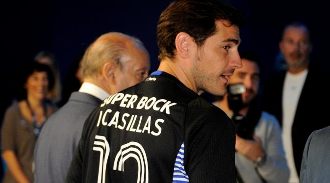 Iker Casillas dengan no. 12 di punggungnya saat berkunjung ke Museum FC Porto di Stadion Dragao, Porto, Portugal. (14/7/2015). (AP Photo/Paulo Duarte)