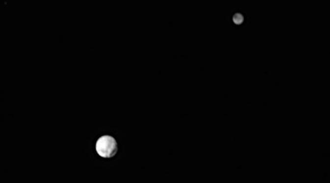 Pluto dan salah satu bulannya pada 29 Juni tahun ini | via: buzzfeed.com