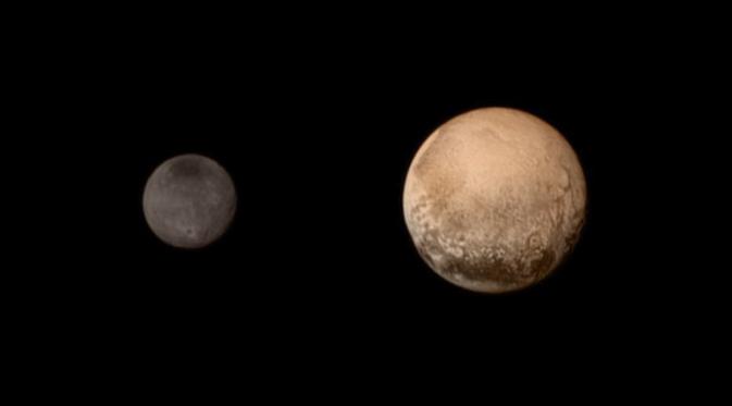 Pluto (kanan) dan Charon yang diambil pada 11 Juli lalu | via: buzzfeed.com