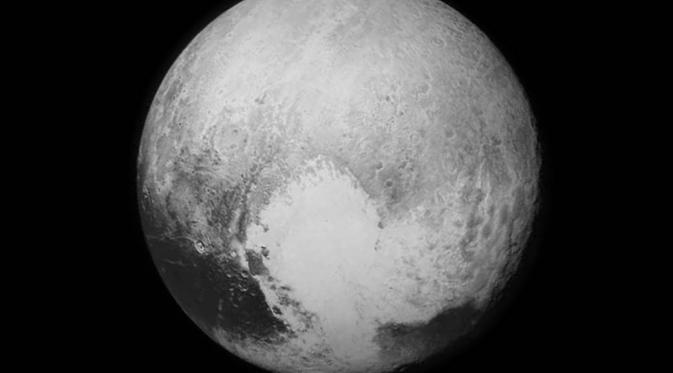 Citra Pluto Hitam Putih dari  Long Range Reconnaissance Imager (NASA)