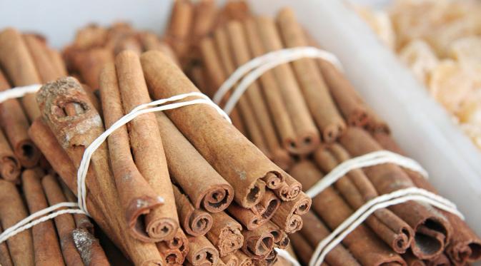 Aroma wangi yang ditimbulkan kayu manis dapat meredakan rasa mual. Caranya campurkan kayu manis di teh sebelum melakukan perjalanan. (Istimewa) 