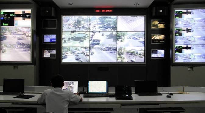 Petugas memantau arus lalu lintas dari layar datar yang tersambung dengan CCTV di Solo. (Liputan6.com/Reza Kuncoro)