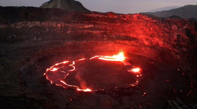 Danau lava di kawah lecil Ale Volcano (foto: Daily Mail).