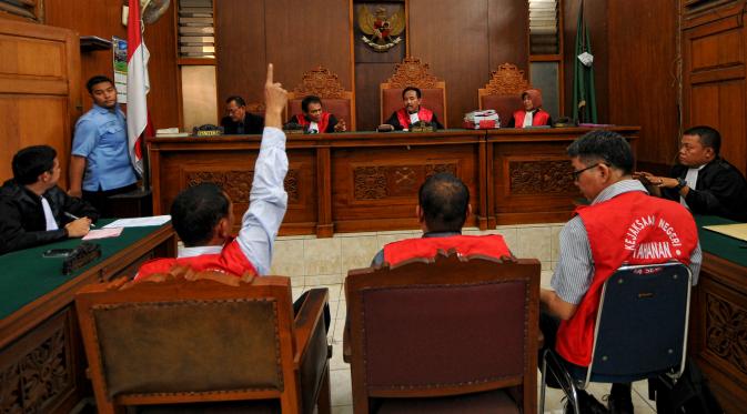 Admin @triomacan2000 menjalani sidang vonis di Pengadilan Negeri Jakarta Selatan.(Liputan6.com/Yoppy Renato)
