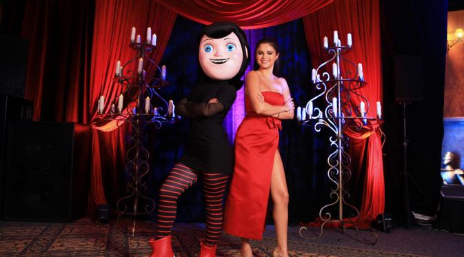 Selena Gomez isi suara karakter Hotel Transylvania. Foto: footwearnews.com