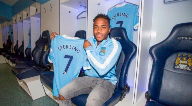 Raheem Sterling sudah resmi bergabung dengan Manchester City. Hari pertamanya di isi dengan mengunjungi locker room Manchester CIty. (Twitter.com)