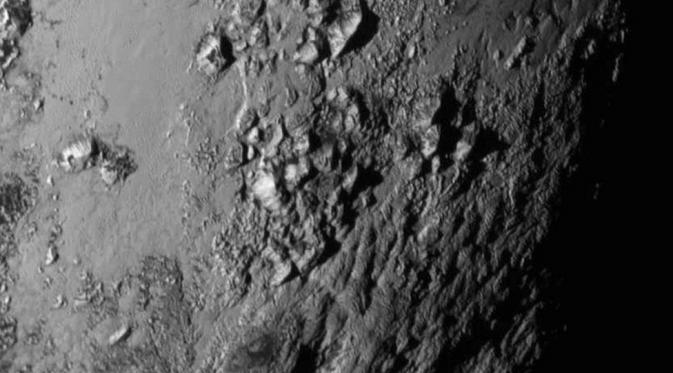 Gunung Es di Permukaan Pluto, Gambar Tanggal 15-07-2015 (NASA)