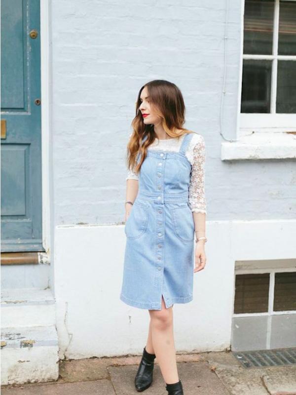 Inspriasi Denim Dress yang Bikin Kamu Terlihat Cantik Nan Menawan. | via: brit.co