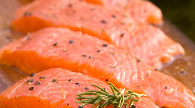 Ketika Anda merasa lelah, cobalah untuk mengkonsumsi ikan salmon yang telah diolah menjadi masakan kesukaan Anda. Cukup makan sedikitnya 50 gram ikan salmon, hal ini sudah bisa membuat Anda lebih bersemangat serta terjaga. (Istimewa)
