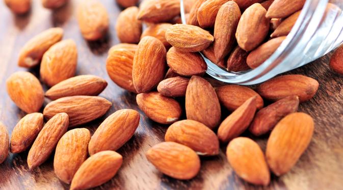 Omega 3 dalam kacang almond adalah salah satu obat alami yang bisa bantu lelah dalam tubuh berkurang. Selain kacang almond, beberapa biji-bijian juga sangat baik dalam menormalkan kembali stamina tubuh yang berkurang akibat kelelahan. (Istimewa)
