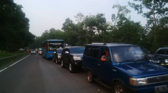 Pemudik padati jalur Ciawi-Sukabumi. (Liputan6.com/Bima Firmansyah)