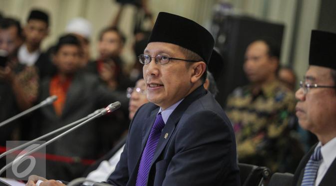 Menteri Agama Lukman Hakim Saefuddin memberikan keterangan pers usai melaksanakan sidang isbat di Gedung Kemenag, Jakarta, Kamis (16/7/2015). Pemerintah melalui Kemenag telah menetapkan 1 Syawal 1436H jatuh pada 17 Juli 2015. (Liputan6.com/Faizal Fanani)