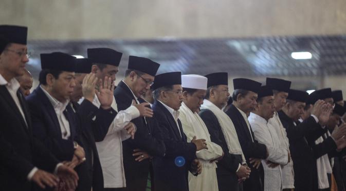 Wakil Presiden Jusuf Kalla salat Id di Masjid Istiqlal. (Liputan6.com/Faizal Fanani)