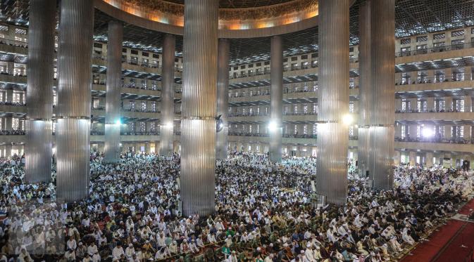 Ribuan umat muslim melaksanakan salat Idul Fitri 1436 H di Masjid Istiqlal, Jakarta, Jumat (17/7/2015).  