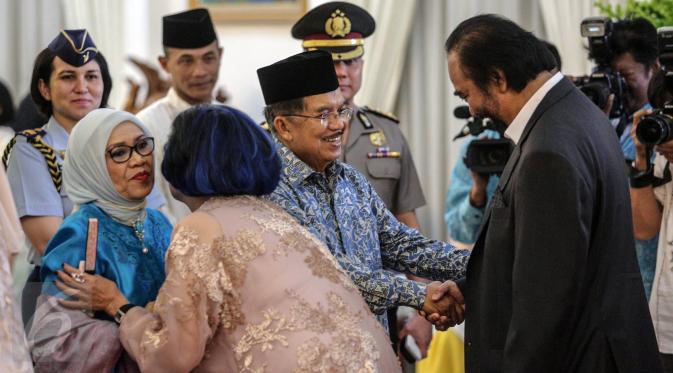 Wakil Presiden Jusuf Kalla menggelar open house perayaan Idul Fitri 1436 H di Istana Wakil Presiden, Jakarta, Jumat (17/7/2015). Tampak, Wapres Jusuf Kalla saat bersilaturahmi dengan Ketua Umum Partai NasDem Surya Paloh. (Liputan6.com/Faizal Fanani)