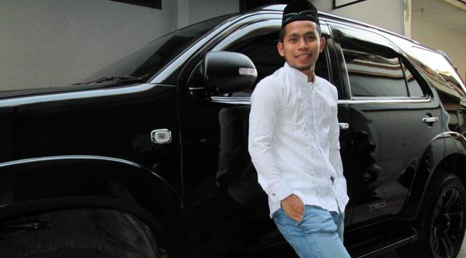 Andik Vermansah, berpose dengan mobil pribadinya. (Bola.com/Zaidan Nazarul)