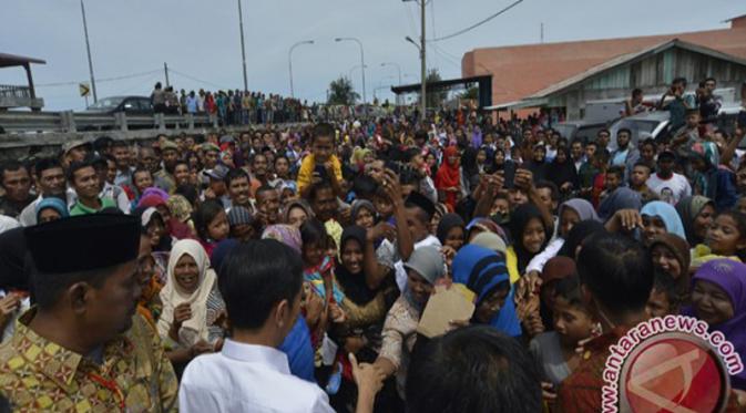 Presiden Jokowi menyalami warga di Desa Padang Robe, Kabupaten Nagan Raya, Aceh, Kamis (16/7/2015). (Antara/Yudhi Mahatma)