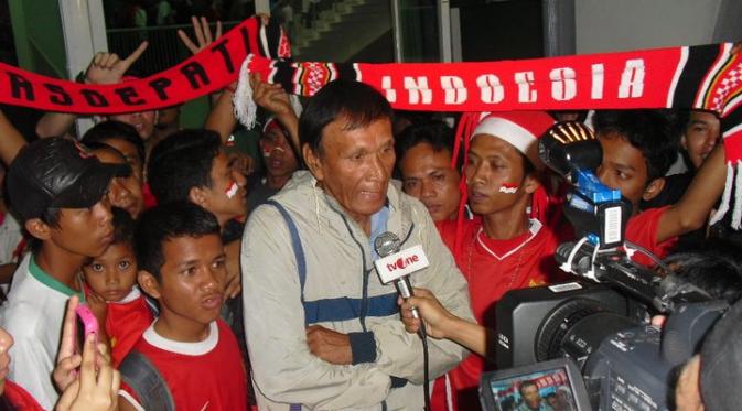 Ronny Paslah, kiper Tim Merah-Putih yang mementahkan tendangan penalti Pele. (Suporter Indonesia)