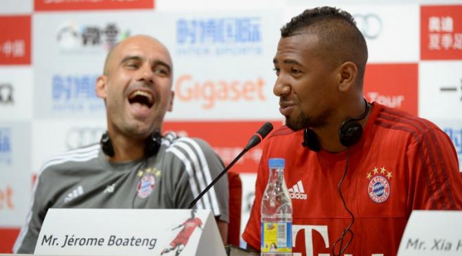 Canda tawa Pep Guardiola dan Jerome Boateng di tengah-tengah konferensi pers (AFP PHOTO / WANG ZHAO)