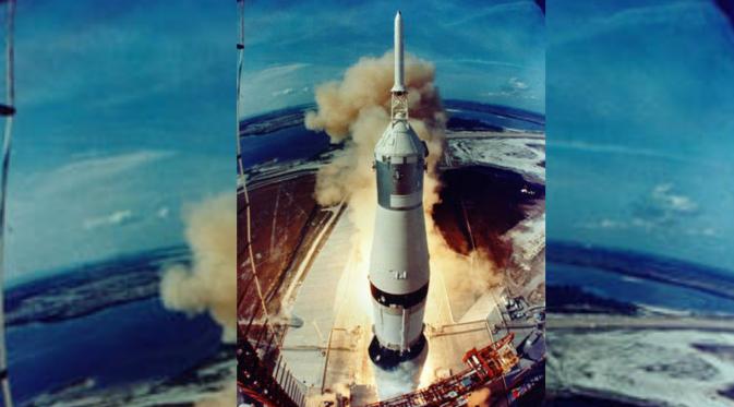 Saturn V yang membawa Pesawat Apollo 11 yang ditumpangi Neil Armstrong dan Edwin 