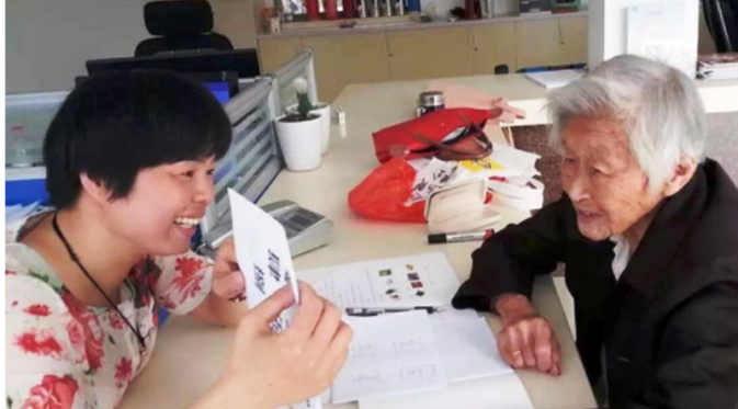 Shunjin sedang belajar baca tulis bersama pengajarnya.  (Foto: CEN)