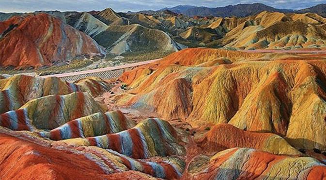 Bentang Alam Danxia | via: lolwot.com