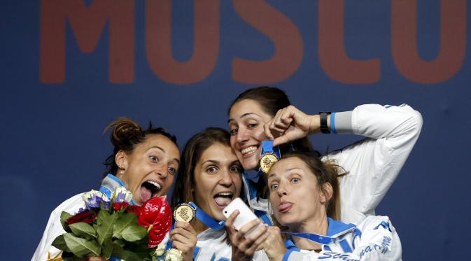 Valentina Vezzali (kanan) berpose dengan tim Italia saat memenangkan medali emas pada Kejuaraan Dunia Anggar 2015 di Moscow, Rusia. Vezzali mendukung Inter Milan sejak kecil. (Reuters/Grigory Dukor)